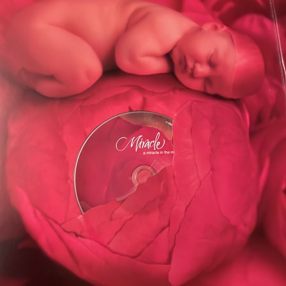 💙💙💙⬇️ $23.00 ⬇️Celine Dion Anne Geddes Miracle Book and CD/DVD Set. In EUC. - Picture 4 of 8